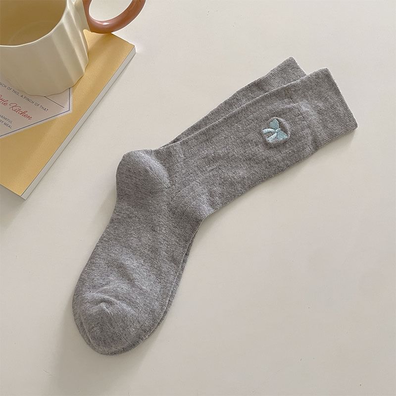 Socken mit Schleifenstickerei