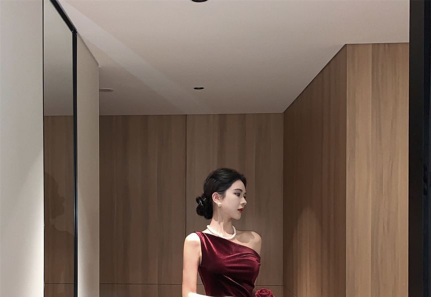 Sleeveless One Shoulder Plain Velvet Mermaid Evening Gown