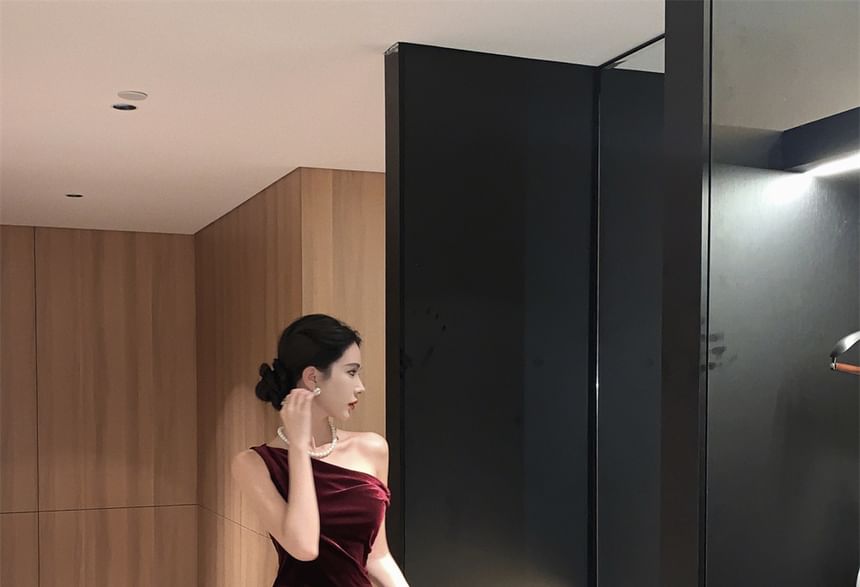 Sleeveless One Shoulder Plain Velvet Mermaid Evening Gown