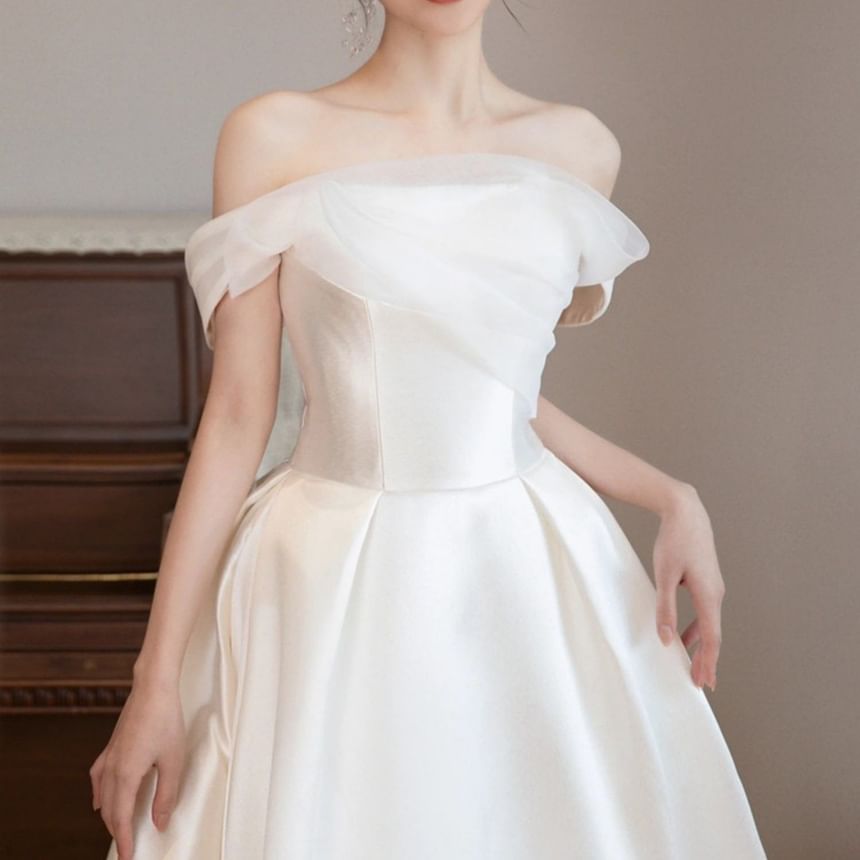 Sleeveless Off-Shoulder Plain Wedding Ball Gown