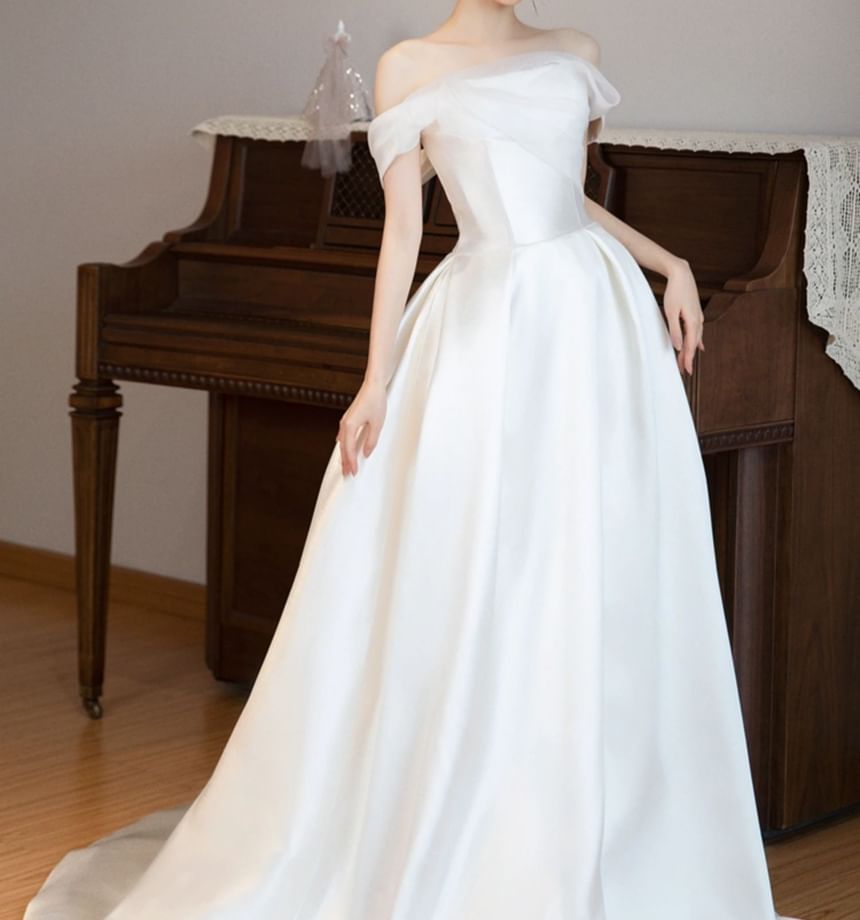 Sleeveless Off-Shoulder Plain Wedding Ball Gown