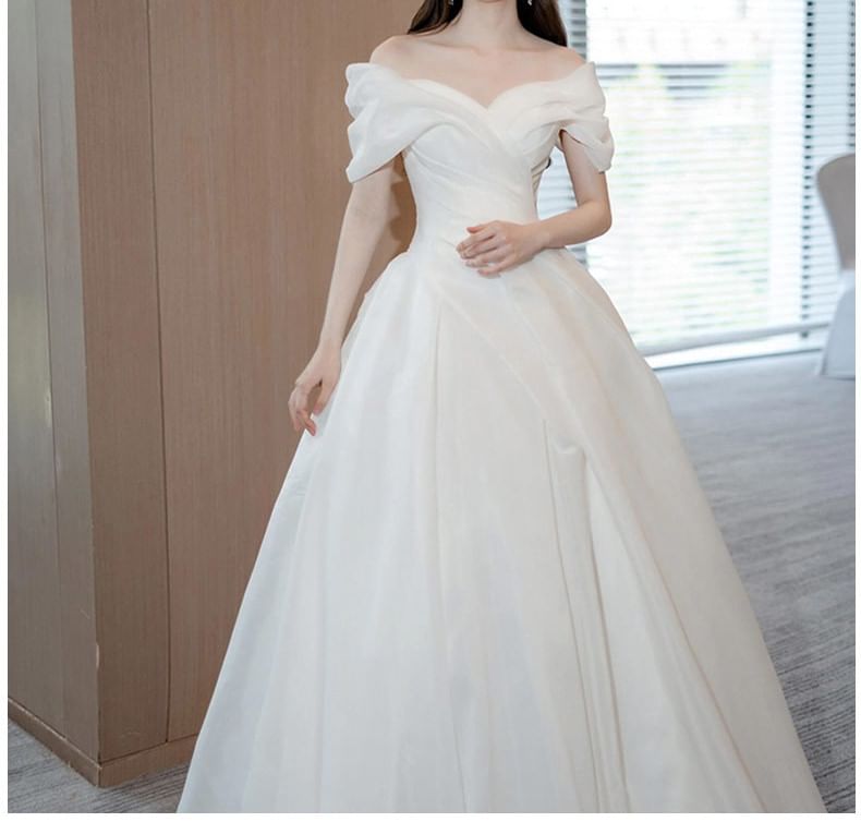 Sleeveless Off-Shoulder Plain Wedding Ball Gown