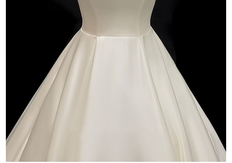 Cap-Sleeve Sweetheart Neckline Plain Trained A-Line Wedding Gown