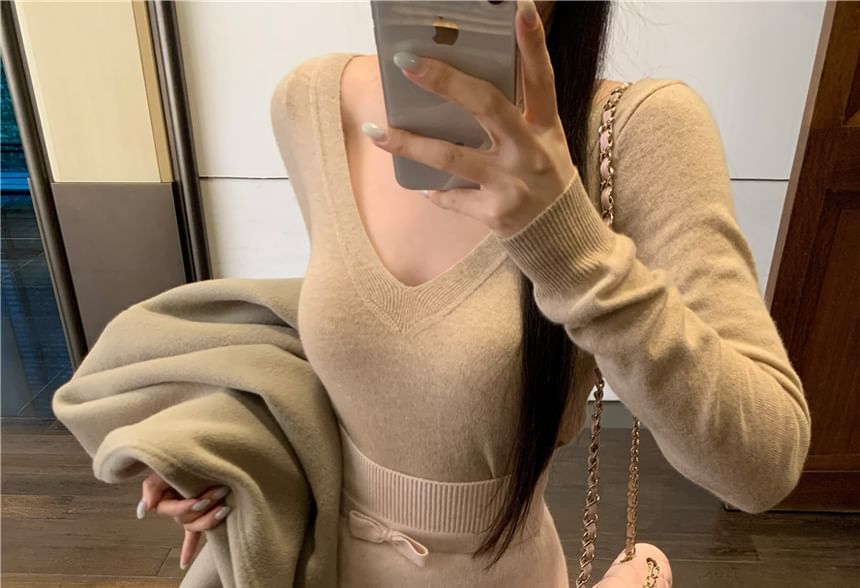 Long Sleeve V-Neck Plain Knit Top / High Rise Plain Bow Maxi Pencil Skirt