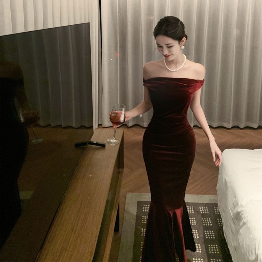 Off-Shoulder Plain Velvet Mermaid Evening Gown