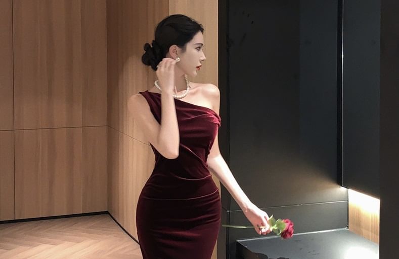 Off-Shoulder Plain Velvet Mermaid Evening Gown