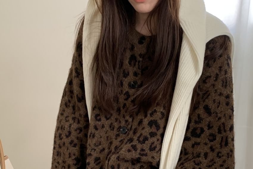 Leopard Patterned Round Neck Cardigan