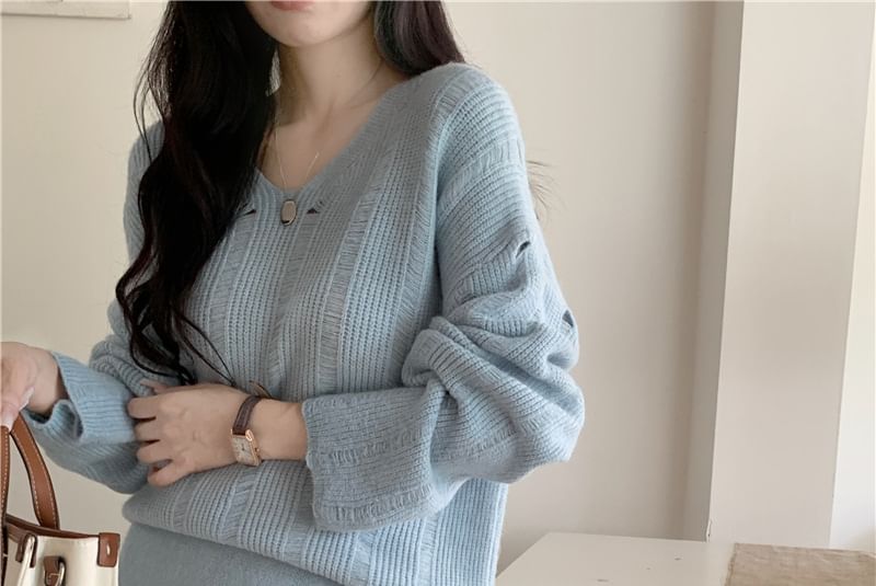Two-Piece Set: V-Neck Sweater & Knit Maxi Skirt - Distressed Style