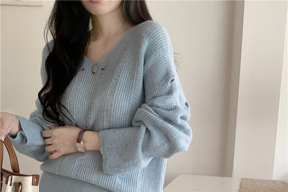 Two-Piece Set: V-Neck Sweater & Knit Maxi Skirt - Distressed Style