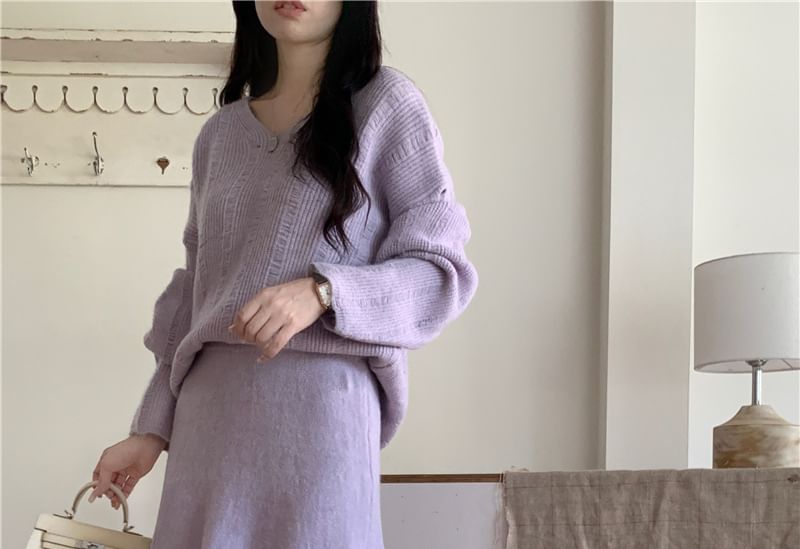 Two-Piece Set: V-Neck Sweater & Knit Maxi Skirt - Distressed Style