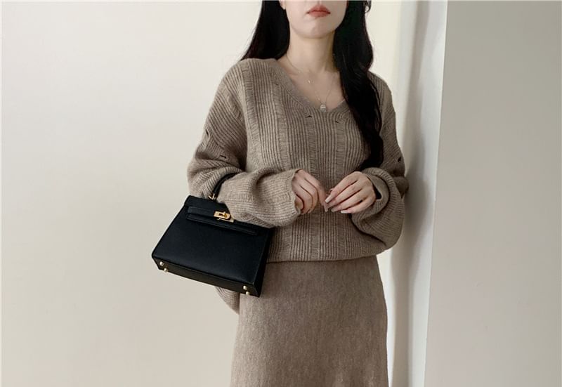 Two-Piece Set: V-Neck Sweater & Knit Maxi Skirt - Distressed Style