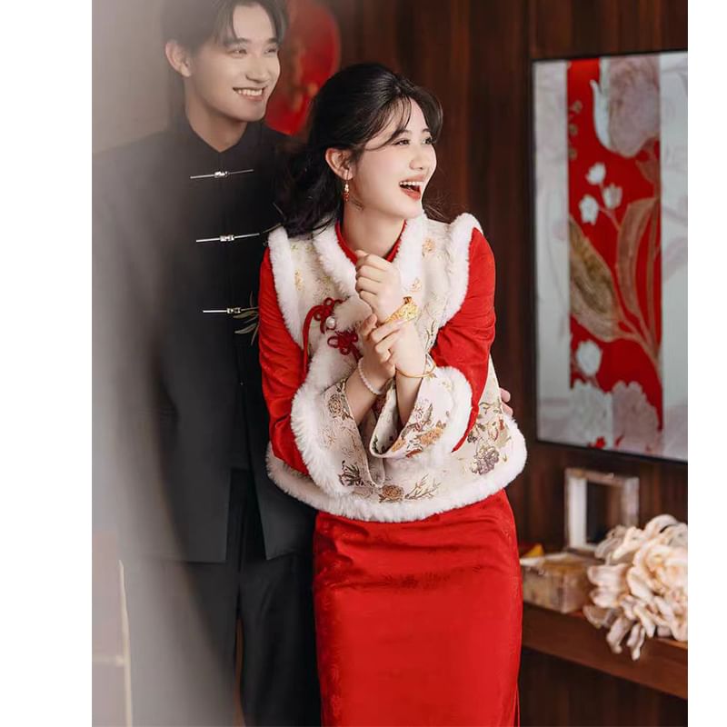 Set: Flared-Sleeve Floral Midi Wedding Qipao + Fluffy Trim Vest