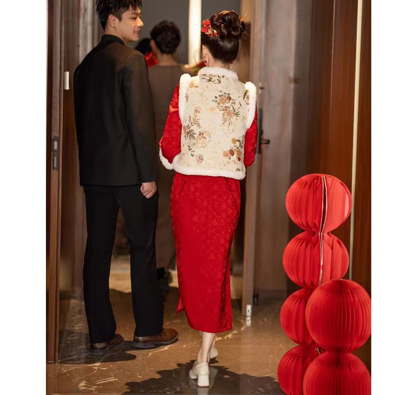 Set: Flared-Sleeve Floral Midi Wedding Qipao + Fluffy Trim Vest