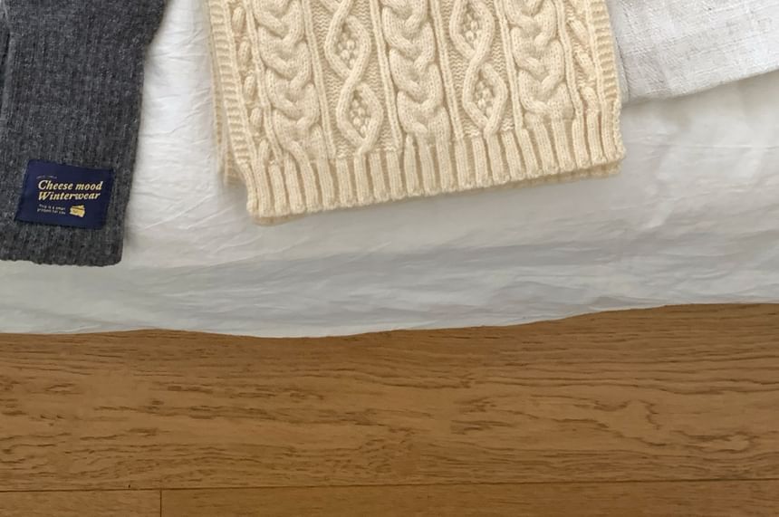 Plain Cable-Knit Scarf