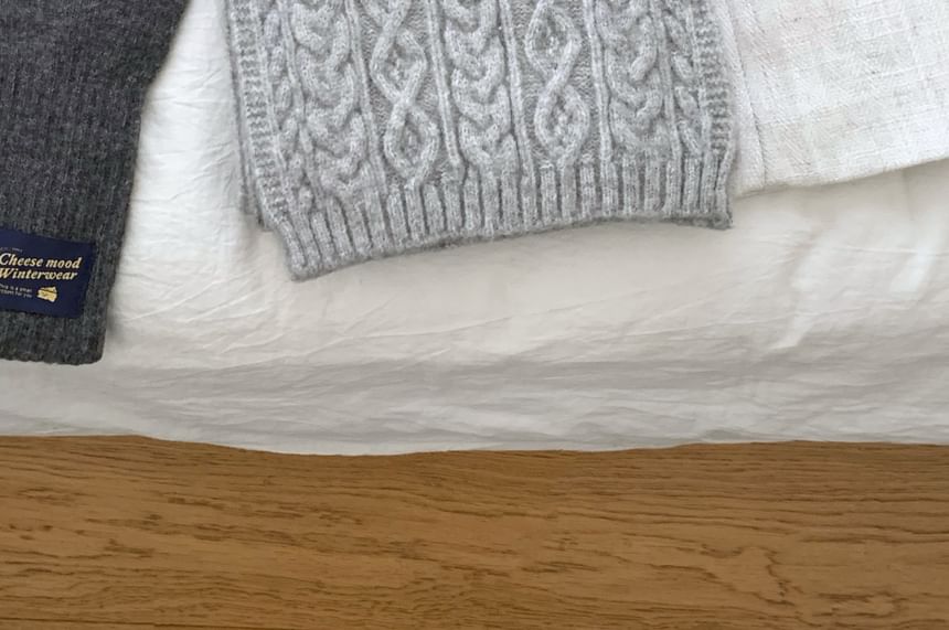 Plain Cable-Knit Scarf