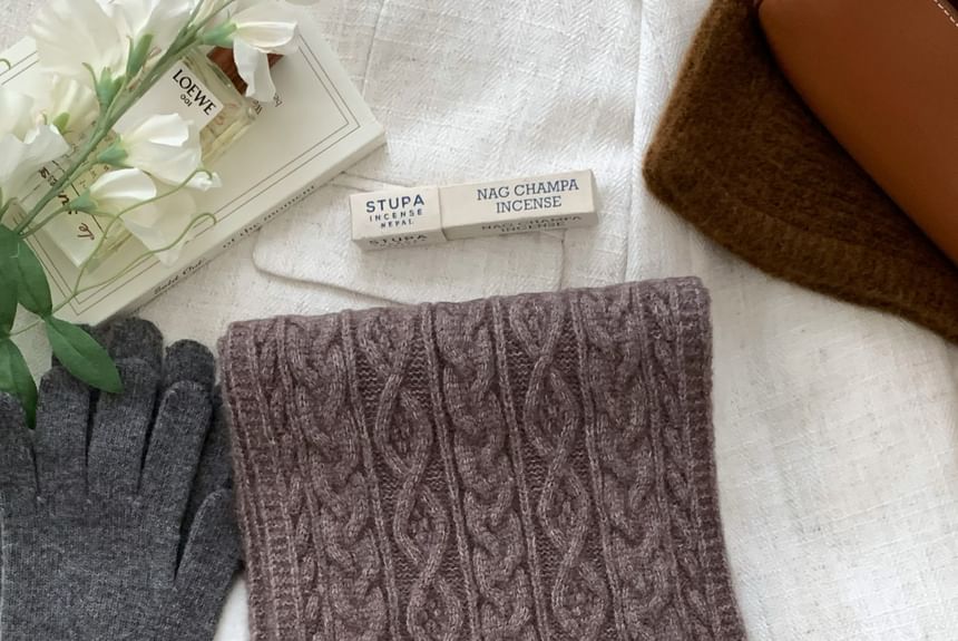 Plain Cable-Knit Scarf