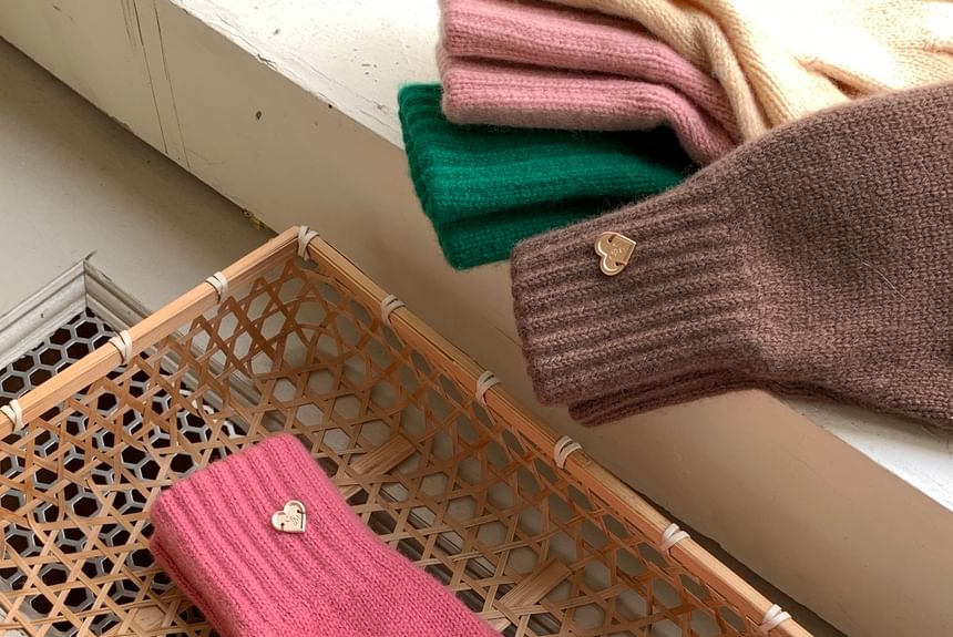 Heart Buttoned Knit Gloves