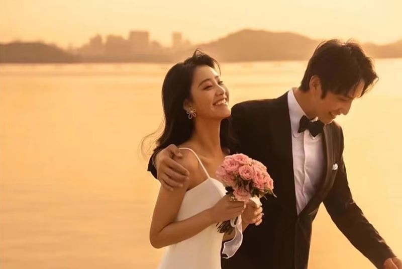 Spaghetti Strap V-Neck Plain Sheath Wedding Gown