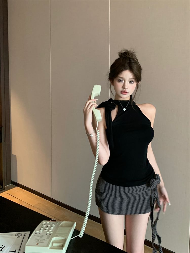 Mock Neck Plain Halter Top / Low Waist Flower Detail Mini Pencil Skirt