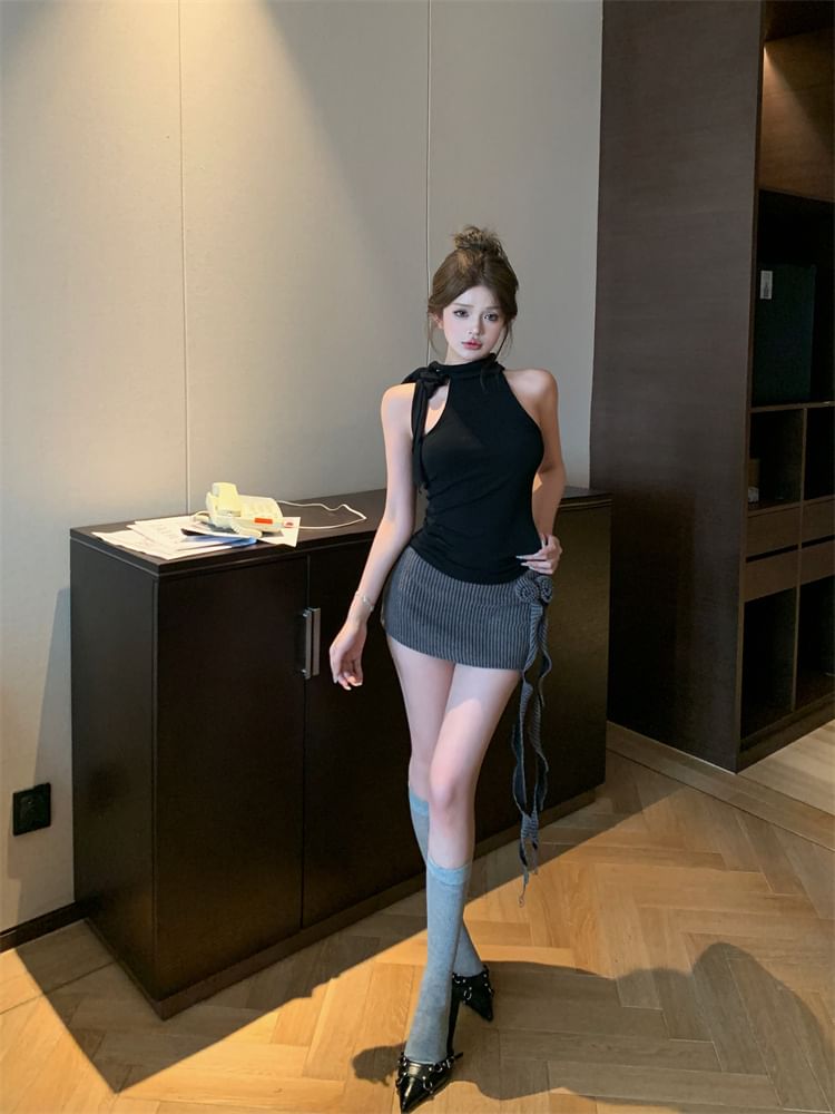 Mock Neck Plain Halter Top / Low Waist Flower Detail Mini Pencil Skirt