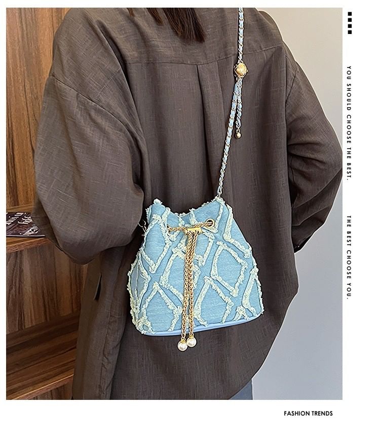 Chain Strap Frayed Drawstring Bucket Bag