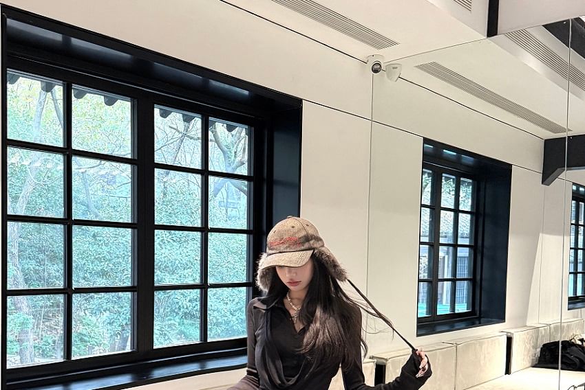 Long-Sleeve Collar Plain Cropped Tee / Low Rise Inverted Pleated Wide Leg Pants