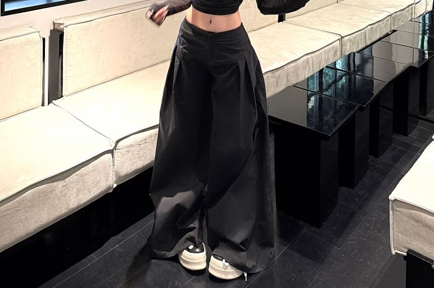 Long-Sleeve Collar Plain Cropped Tee / Low Rise Inverted Pleated Wide Leg Pants