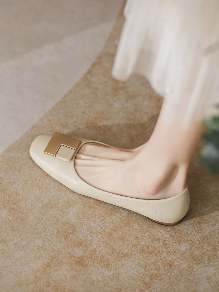 Geometric Buckled Flats