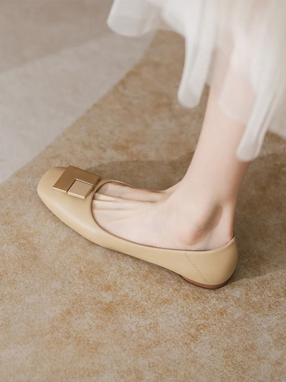 Geometric Buckled Flats