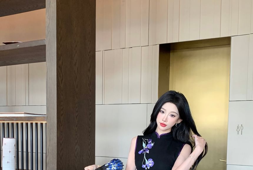 Sleeveless Floral Embroidered Midi Qipao