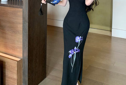 Sleeveless Floral Embroidered Midi Qipao