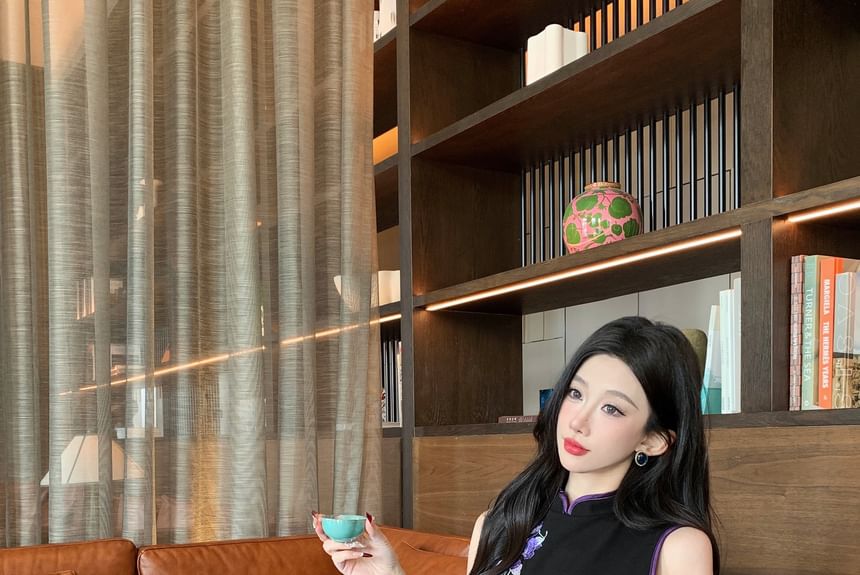 Sleeveless Floral Embroidered Midi Qipao