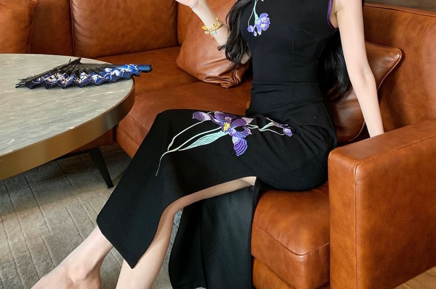 Sleeveless Floral Embroidered Midi Qipao