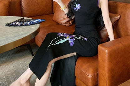 Sleeveless Floral Embroidered Midi Qipao
