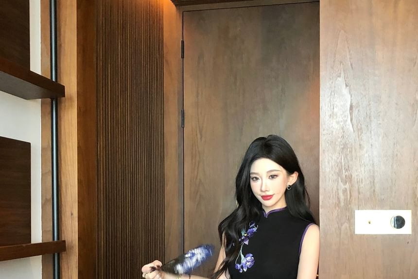 Sleeveless Floral Embroidered Midi Qipao