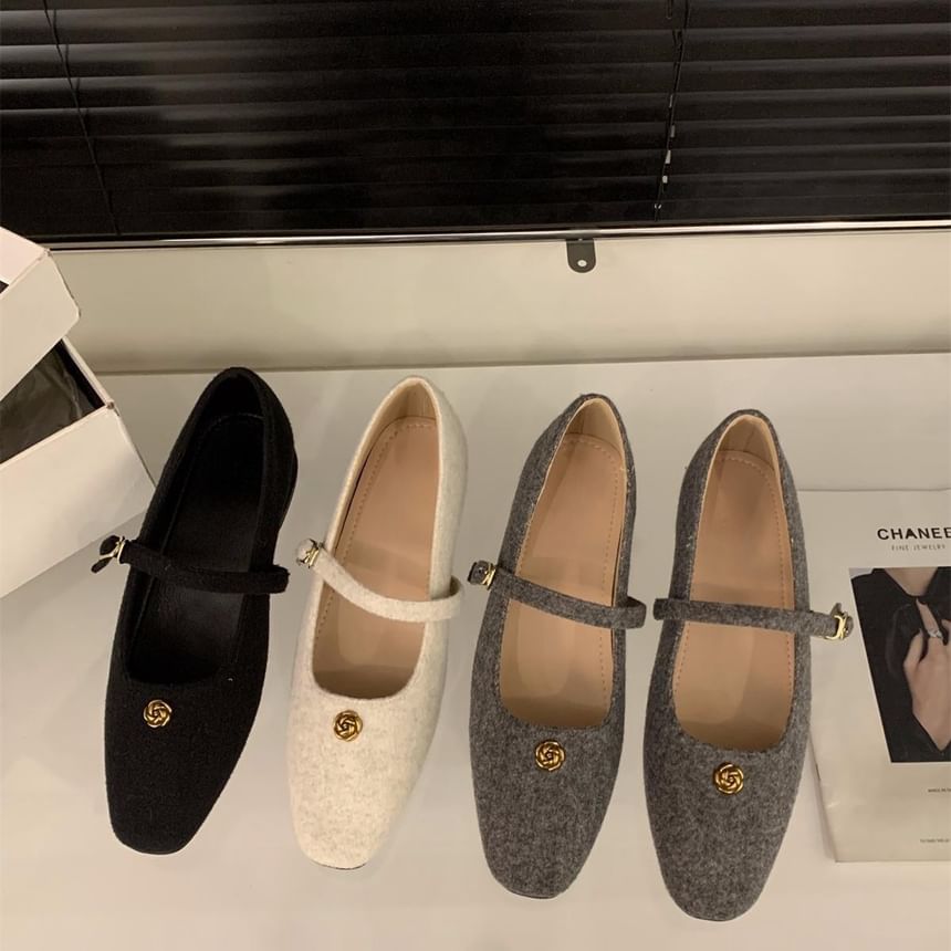 Chunky Heel Flower Accent Mary Jane Pumps