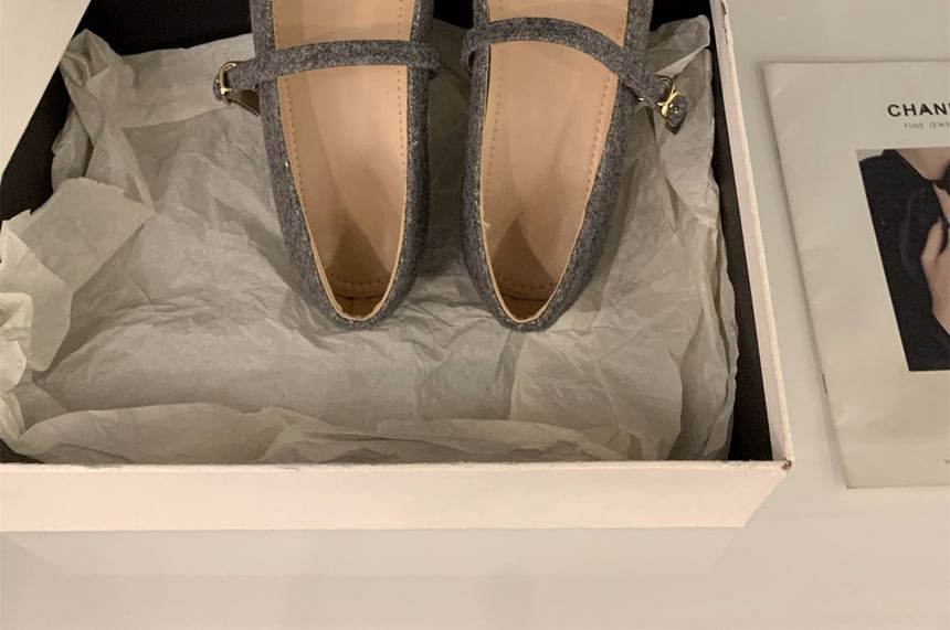 Chunky Heel Flower Accent Mary Jane Pumps