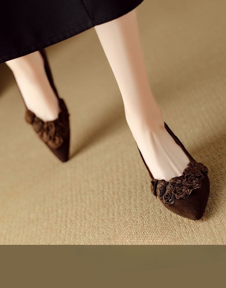 Kitten Heel Pointed Toe Plain Flower Accent Pumps