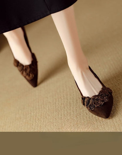 Kitten Heel Pointed Toe Plain Flower Accent Pumps