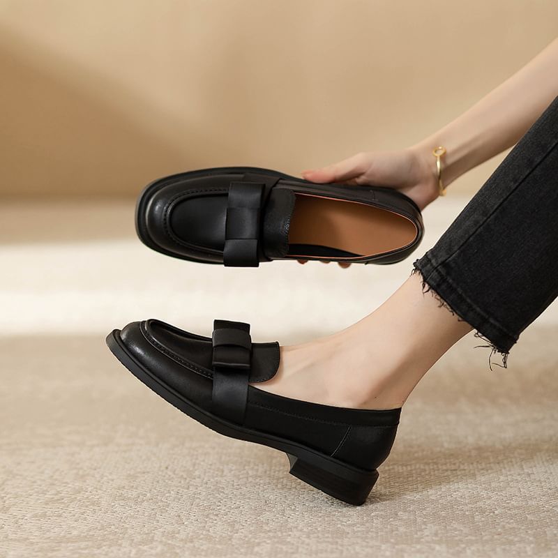 Plain Bow Accent Faux Leather Loafers
