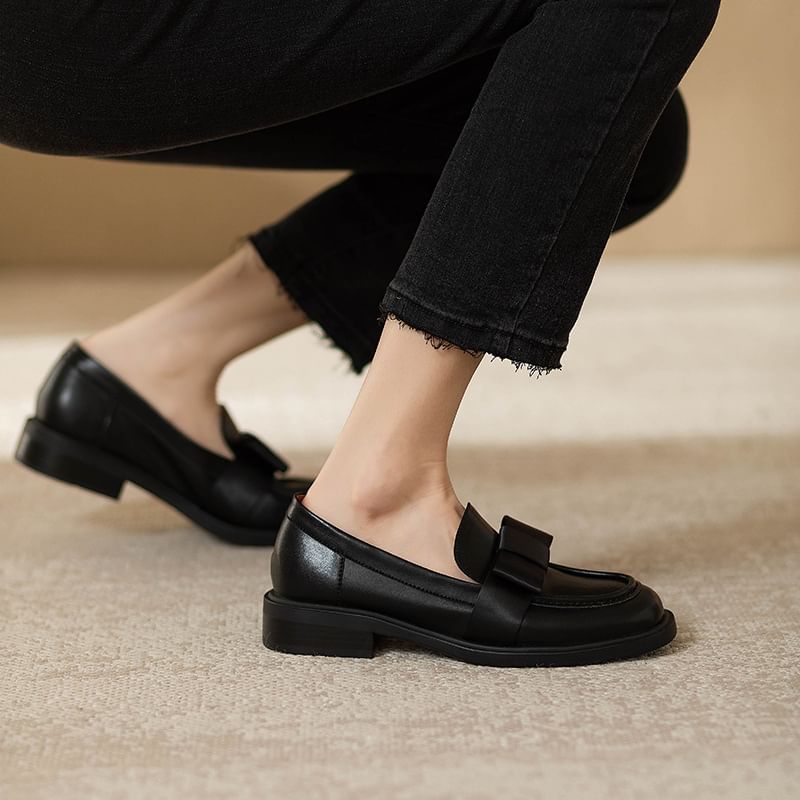 Plain Bow Accent Faux Leather Loafers