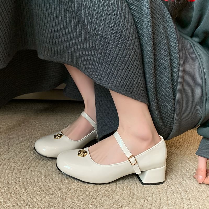 Chunky Heel Flower Accent Patent Leather Mary Jane Pumps