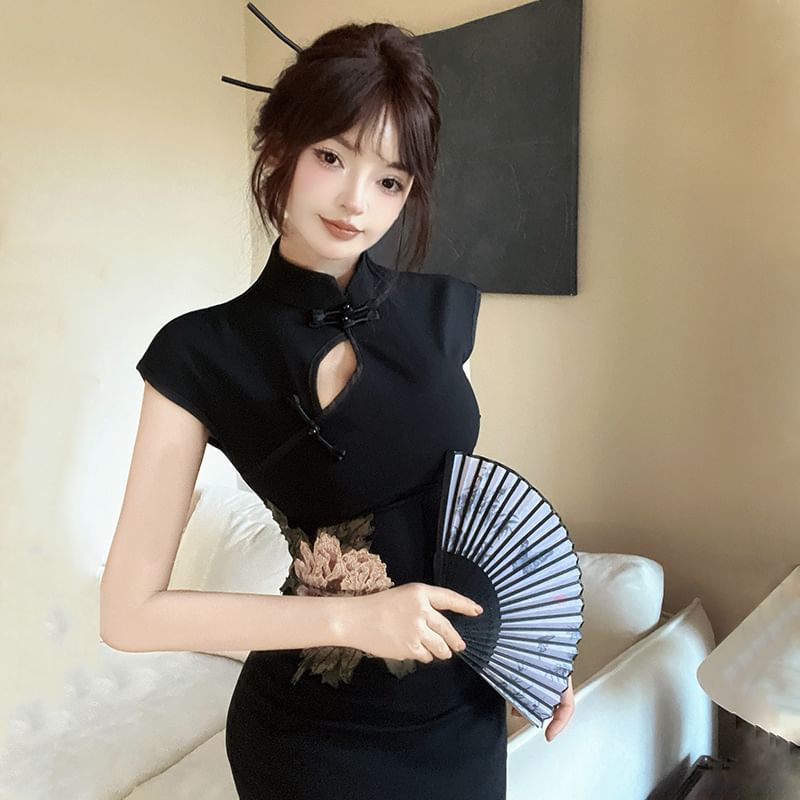 Sleeveless Mandarin Collar Floral Embroidered Midi Cheongsam