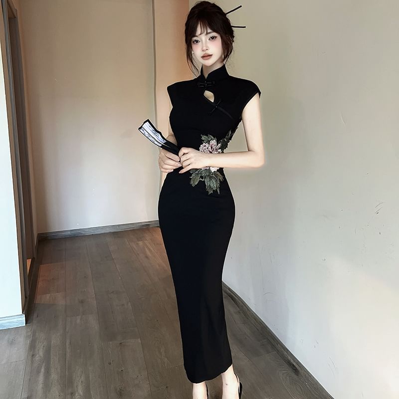 Sleeveless Mandarin Collar Floral Embroidered Midi Cheongsam