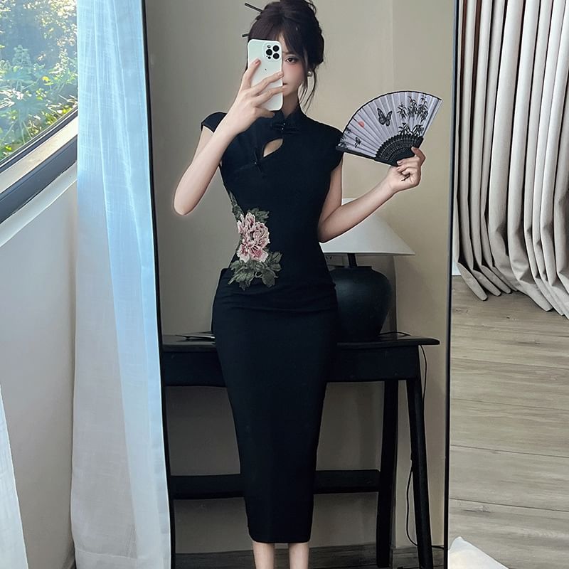 Sleeveless Mandarin Collar Floral Embroidered Midi Cheongsam