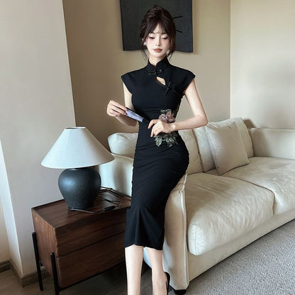 Sleeveless Mandarin Collar Floral Embroidered Midi Cheongsam