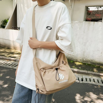 Sac à bandoulière avec cordon de serrage et lettrage