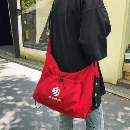 Sac à bandoulière avec cordon de serrage et lettrage