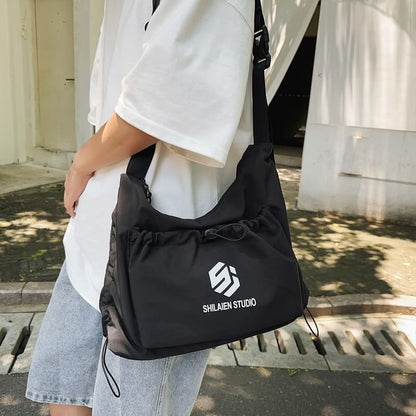 Sac à bandoulière avec cordon de serrage et lettrage