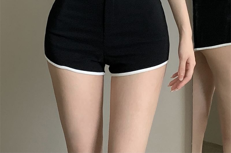 Short-Sleeve Scoop Neck Plain Crop T-Shirt / High Waist Contrast Trim Hot Pants